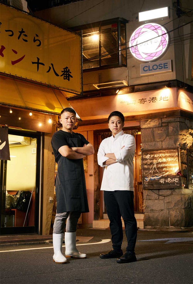 右から、『寄港地』の店長・江口元氣さん（26）、『手もみラーメン十八番』店主・馬塩泰治さん（29）。※カッコ内の年齢は2023年7月時点