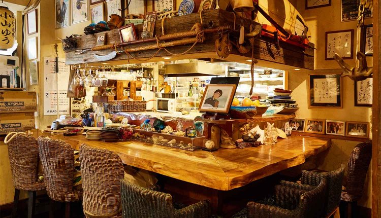 漫画家をはじめ多くの作家が訪れる。奥は広く個室もあり、団体客も大歓迎。