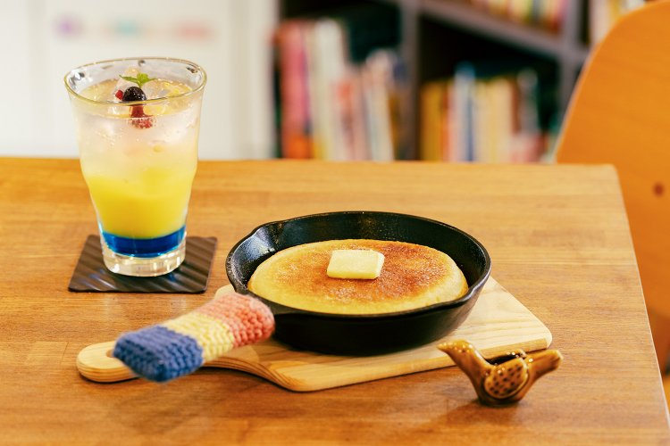 おつきさまのパンケーキ935円、混ぜるとみるみる色が変わるムッチーズスペシャル550円。