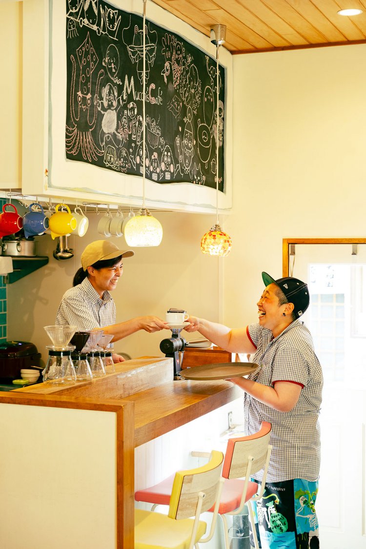 20年来の友人であるむっちさん（右）とまどかさん（左）の間にはいつも笑いが絶えない。