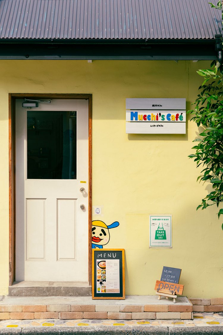 なじみの絵本作家たちと一緒にペンキを塗り、お店を作り上げた。