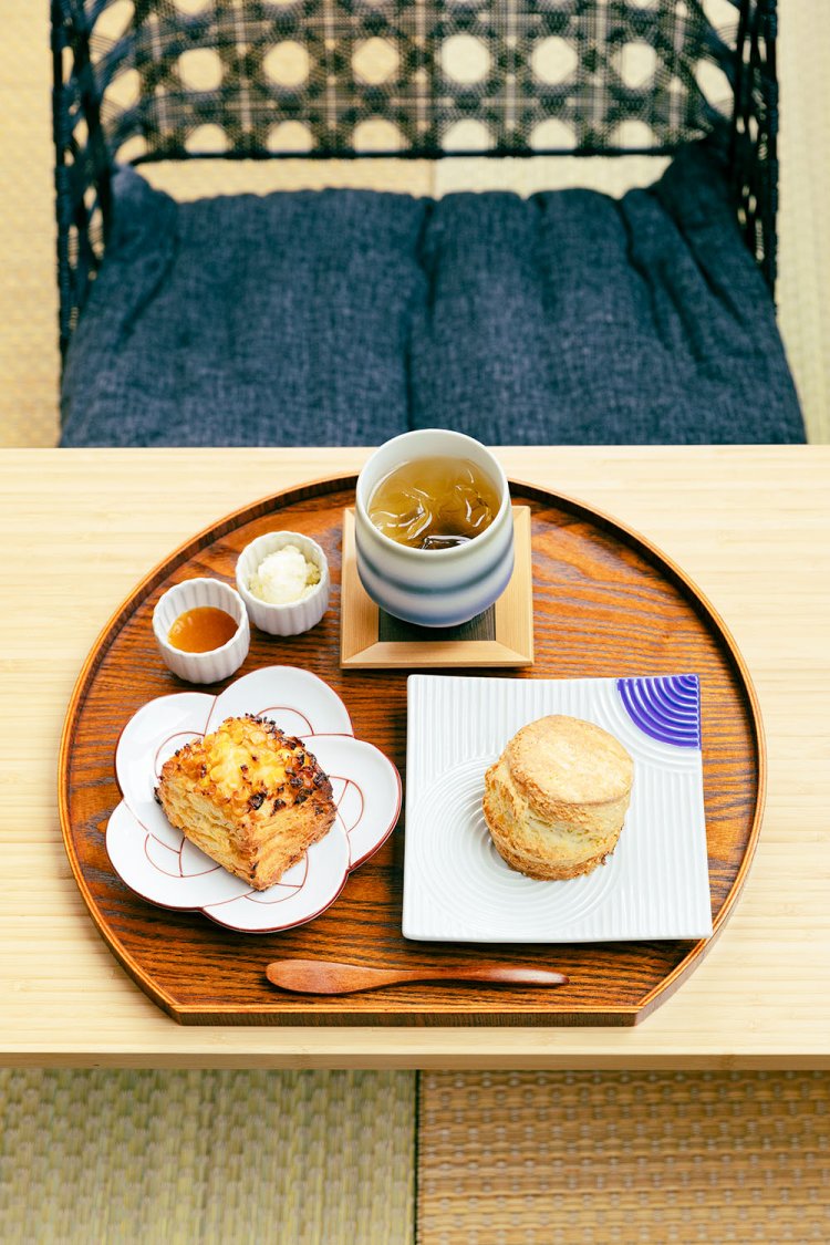 土曜限定ランチのトムズスコーンセット1480円。スコーン2種と日本茶を楽しめる。