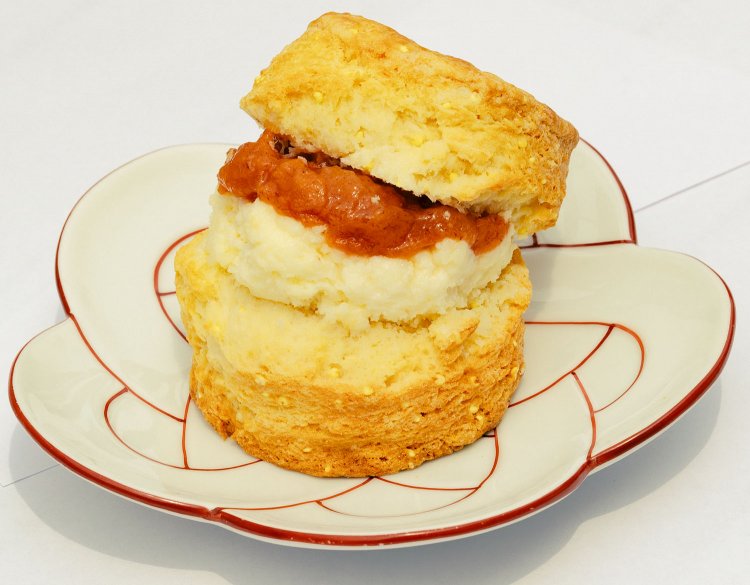 自家製のクロテッドクリームと一緒にどうぞ。