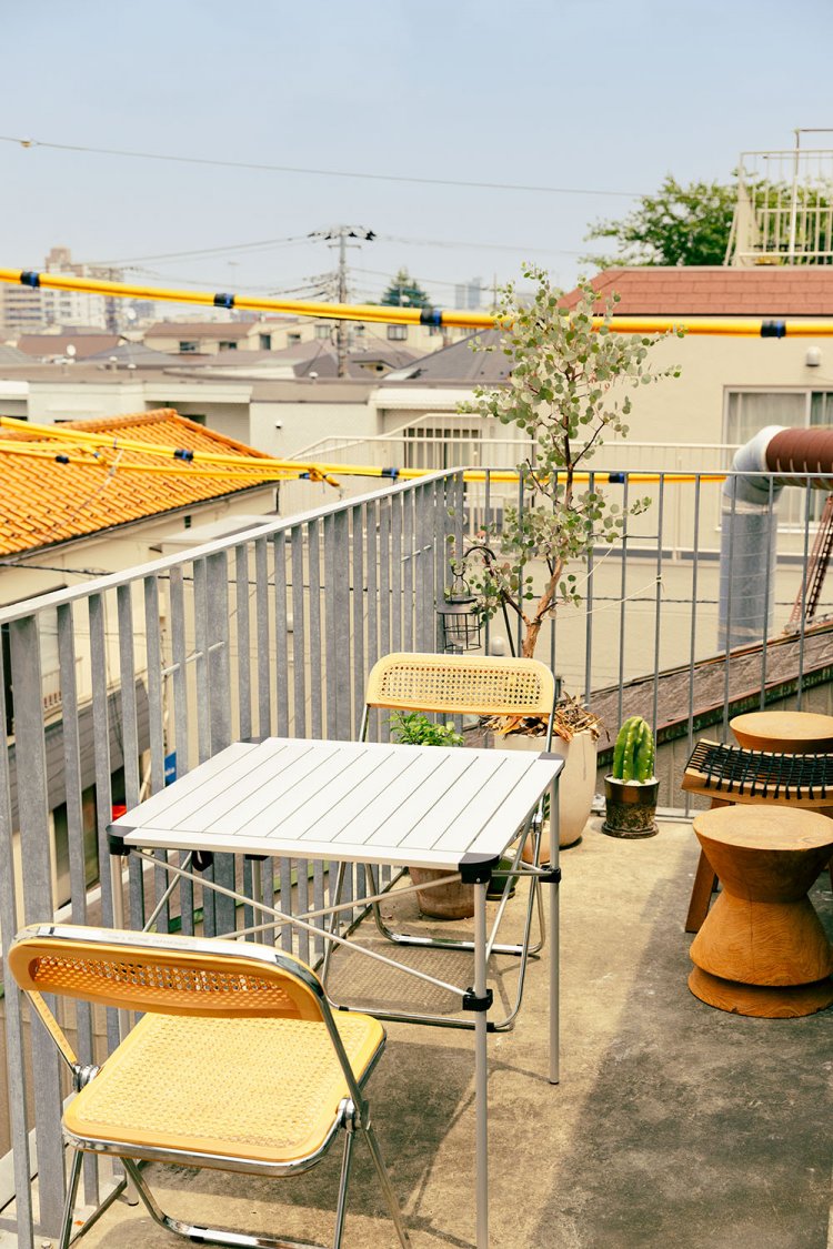 外階段を上った3階に店がある。テラス席は周りに高い建物がなく、見晴らし抜群。