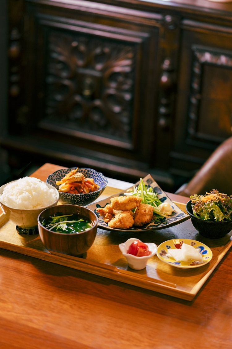 日替わり定食は11:00～13:00まで1000円で売り切れ次第終了。13:00～20:00は1210円。肉や魚のメインと副菜は日による。