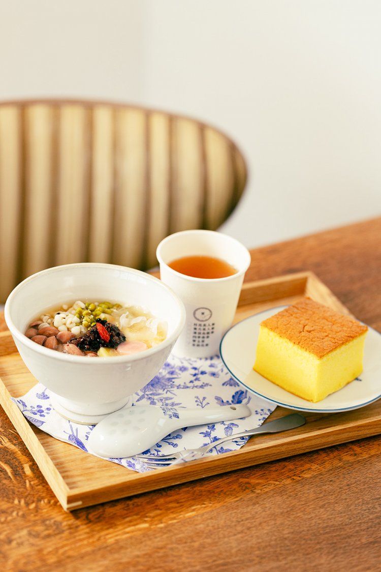 豆花と台湾カステラのセット（台湾茶つき）1200円。