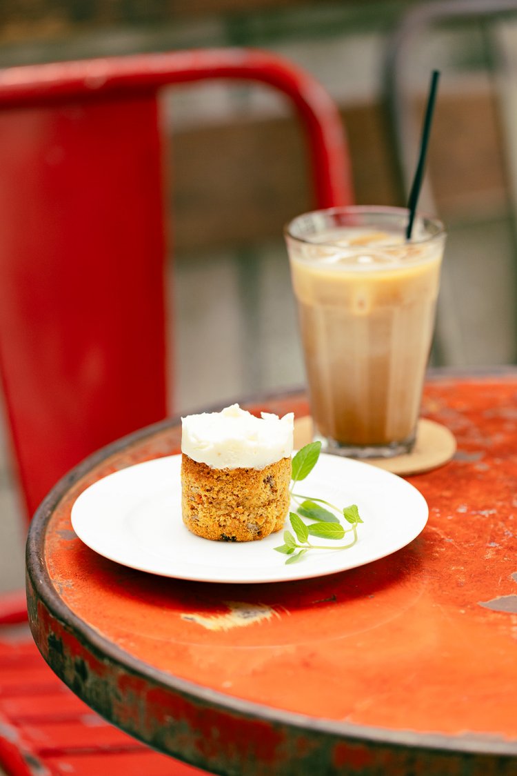 海外在住5年で学んだレシピを改良したキャロットケーキ680円、アイスカフェラテ600円。