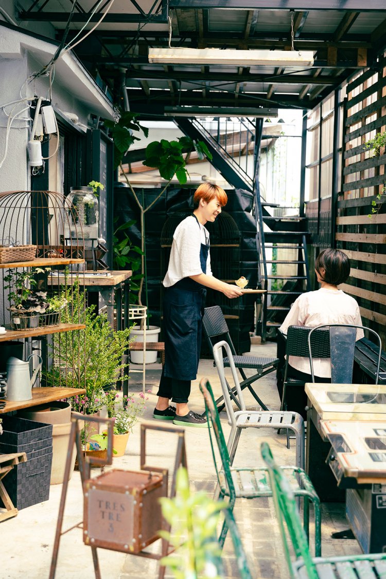 パリのカフェで使用されていたイスやテーブルに混じって、西荻窪の銭湯にあったゲームテーブル、『こけし屋』の皿や什器なども。