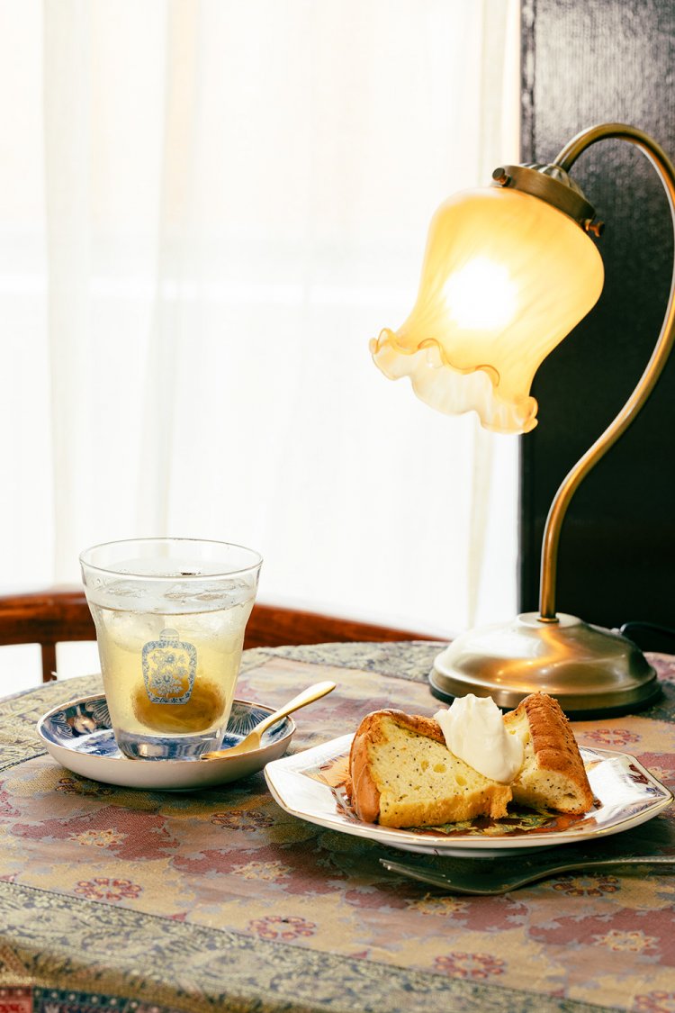 ブルーポピーシードの食感が楽しい自家製シフォンケーキ700円。梅ジュース650円は実もおいしい。「年中提供するため3年かけて作り方を考案しました」。