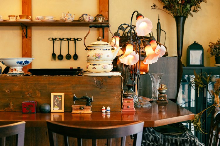 常連ら“チーム西荻珈琲”で内装を施した。