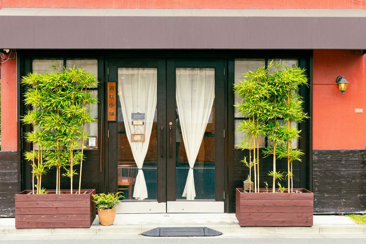 木彫の札が目印。