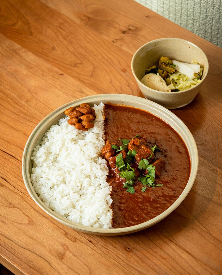 ポーク ビンダルー1200円。辛味や香りなど、役割の違う5種類の唐辛子を使用。