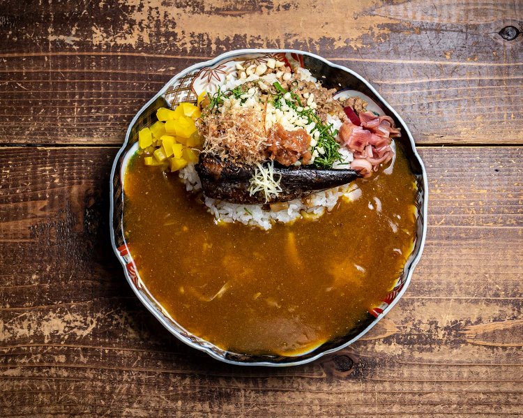 和だしそぼろカレー（いわし生姜煮トッピング）1130円。付け合せも大葉、梅干し、たくあんなど和風づくし。