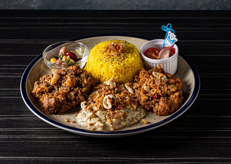 3種合いがけ1400円。右からニューポーク、ホワイトチキン、ピリピリマトン。