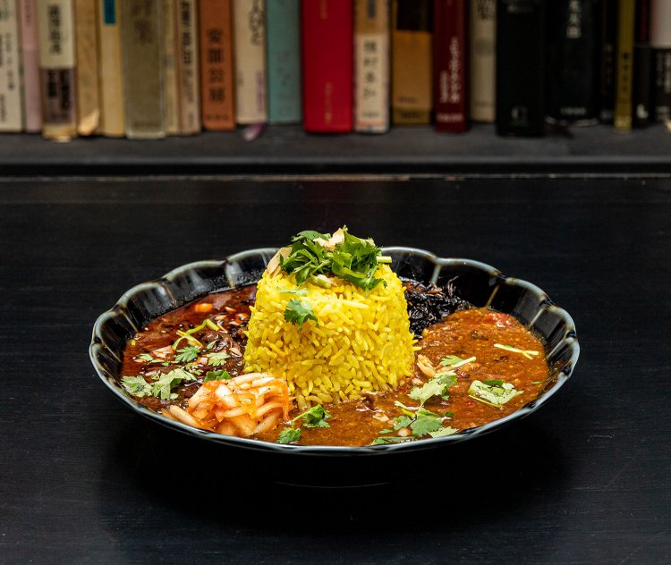 2種あいがけカレー1400円。酸味を効かせた副菜も全て刀根さんによる手作り。