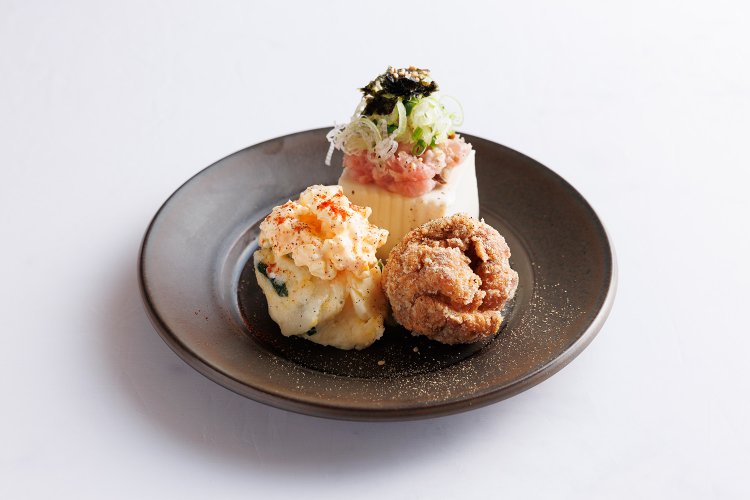 はちみつ鶏の唐揚げなど3点盛り680円の一例。