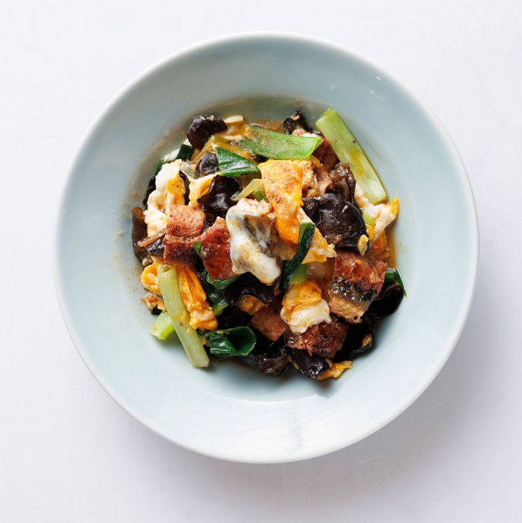 鰻と青ネギ木耳の玉子炒め950円。