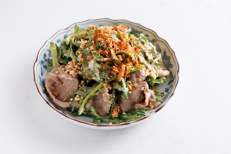 ラムしゃぶと春菊のサラダ750円。