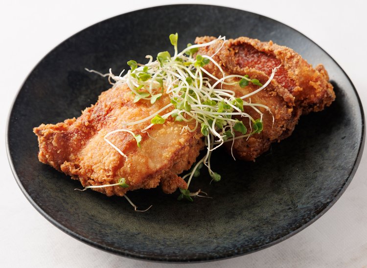 みぞれりんご梅酒で漬け込んだ、やわらかな唐揚げ2個290円。