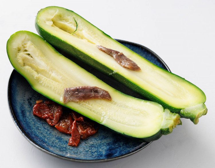 丸ごとズッキーニとアンチョビ。野菜は1階の『小高商店』から。