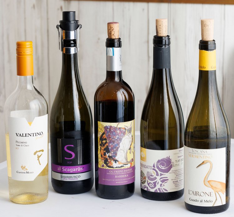 日替わりワイン9種はライローネ（右）ほか、ナチュールにこだわらず店主がおいしいと思ったものをチョイス。