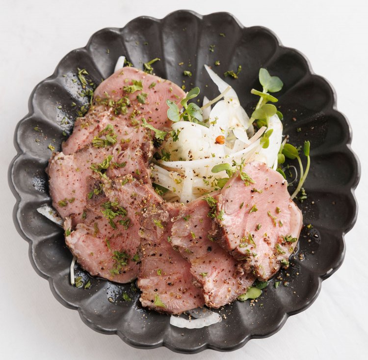 低温調理をした豚タンカルパッチョ550円。