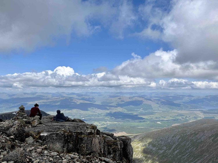 ベン・ネビスの山頂からの眺め。頂上はゴツゴツしていて、確かに火山感あり。