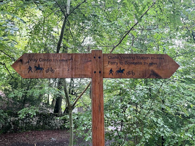 木製バージョン。場所によっては徒歩のみならず、馬＆チャリも通行OK。