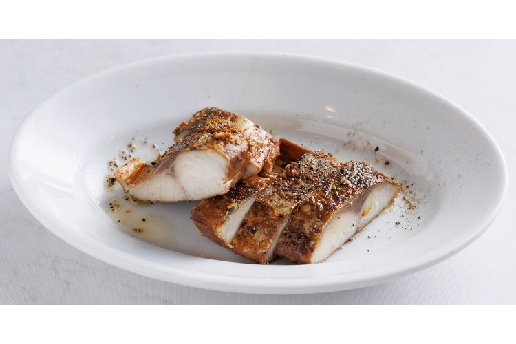 しっとり食感の自家製サバスモーク340円。