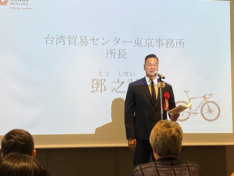 台湾貿易センター東京事務所の鄧之誠所長。全て日本語で思いを述べた。