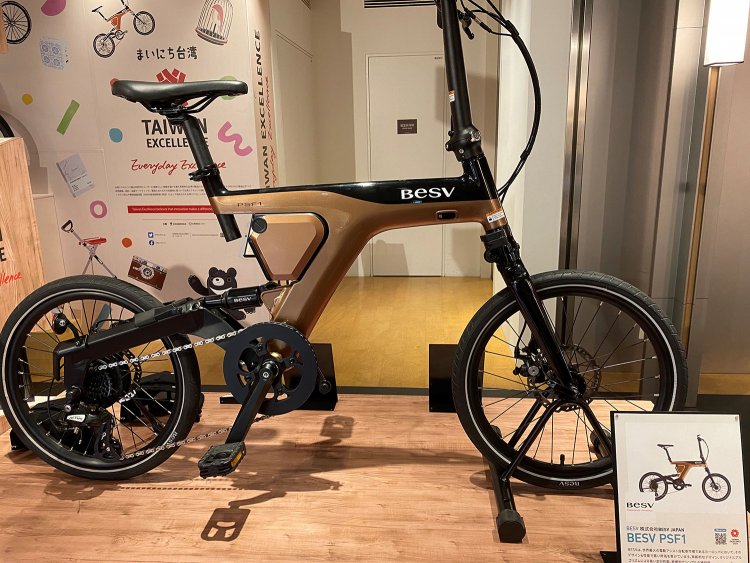 リアフレームとフロントウォーク、ハンドルを折りたたむことで、フレーム本来の剛性を保ちながら、コンパクトに収納することができる。