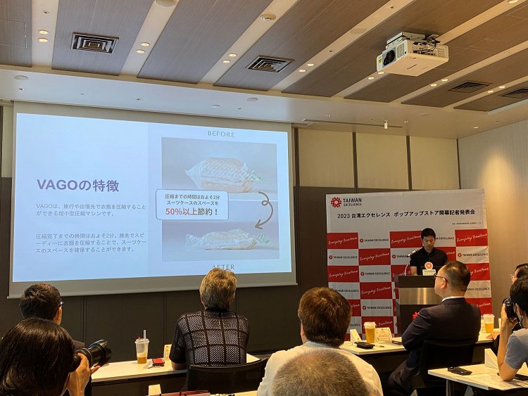 持ち運びやすさ、機能性の高さ、デザインの多彩さなど、「VAGO Z」の魅力を紹介する船窪行人さん。