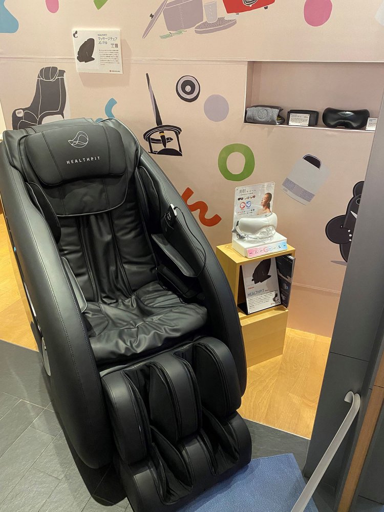 ヘルスピットマッサージチェア。無重力のような感覚が味わえる最もリラックスした姿勢で、ワンランク上の手もみ感のあるマッサージを受けることができる。