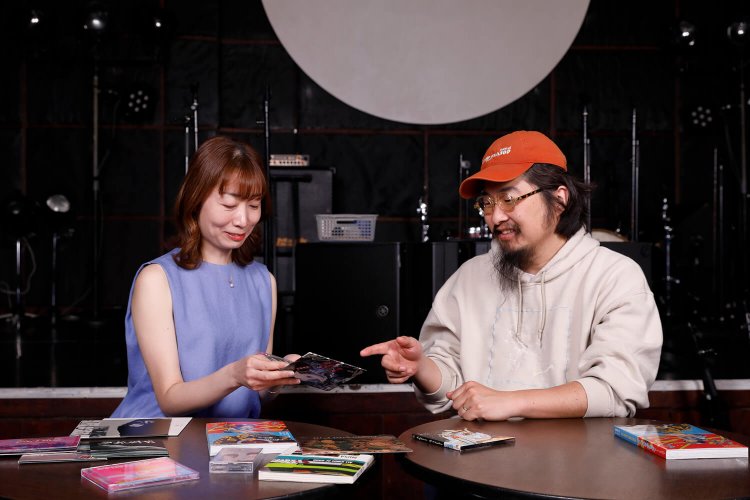 寺尾さん「『BLA BLA SONG』は日台アーティスト合作で面白い」　石井さん「装丁に凝ったアルバムが多いのも魅力ですよね」　『月見ル君思フ』で、持ち寄ったアルバムを手に話尽きぬお二人。