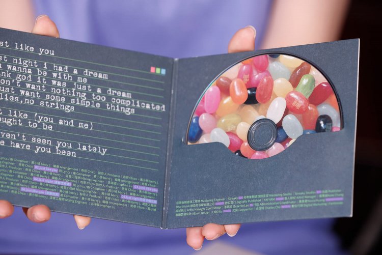 『just like you』のCDジャケットの中。90年代風の作りがかわいい。