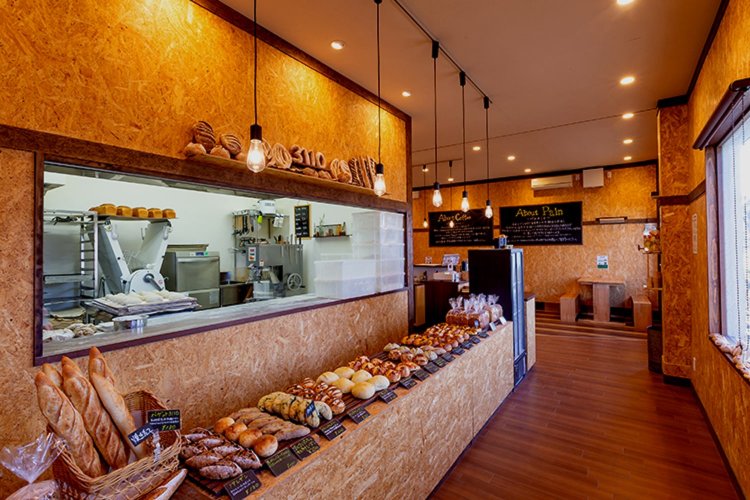 温もりが感じられる店内にずらりと並ぶパン。バゲット180円、カンパーニュハーフ 210円など。