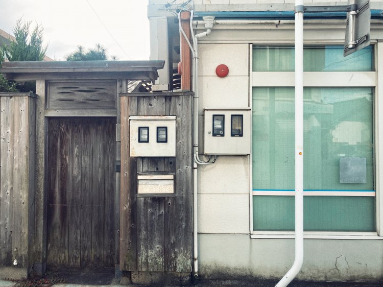 仲良く2体並び、路上を見守る。