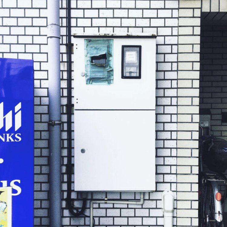 喧嘩の後のように養生テープで補修された「負傷タイプ」。