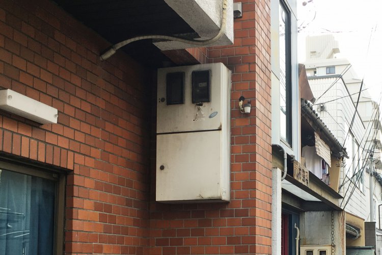 建物裏にひっそり。サビた部分がニヤリと笑っているような「お友達」。