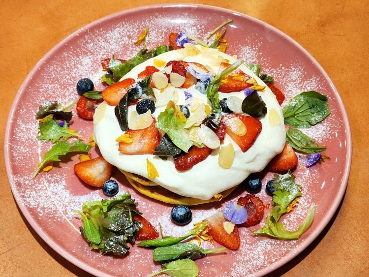 エディブルフラワーパンケーキ 1580円。