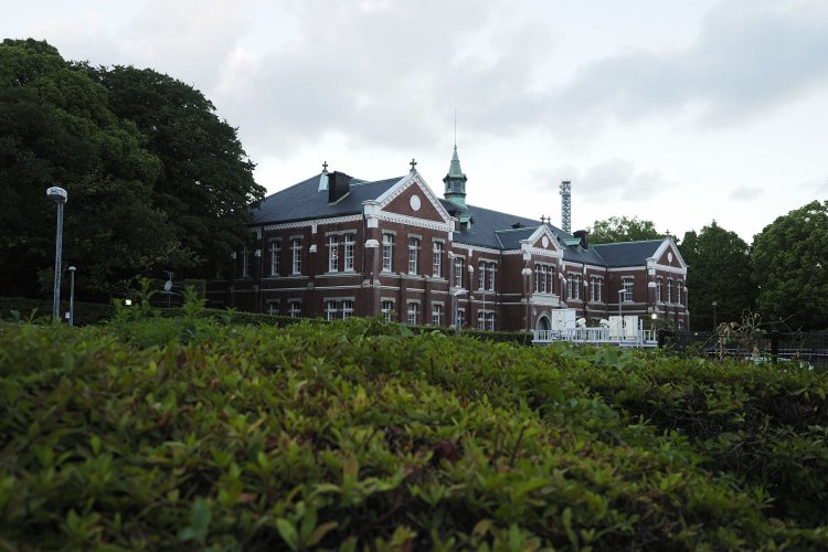 振り返ってレンガ建物を見つめる。真下には首都高速があるものの、こうして生垣越しに見ると緑豊かな場所に建つ瀟洒なる洋館と思えてくる。終戦前夜、この一帯で日本の将来を左右させる事件が起きていた。