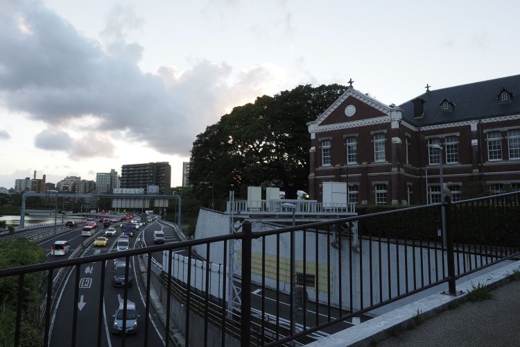 近衛師団司令部のすぐ脇には首都高速環状線が通っている。首都高速が建設されるまではこの辺りにも建物があった。上記の1947年航空写真を参照されたい。