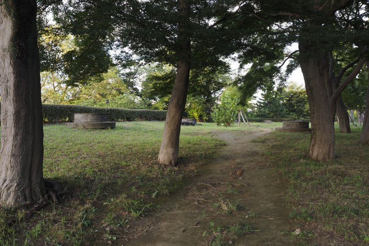 すっかりと公園のオブジェとして自然と一体化した砲座。平和のときを刻み、ベンチとして使用されているほうが幸せなのかもしれない。