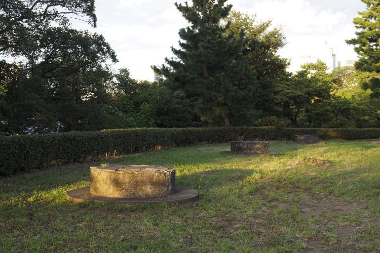 砲台は3基連続して並んでいる箇所があるかと思えば、若干ずれながら配置されているのもあった。