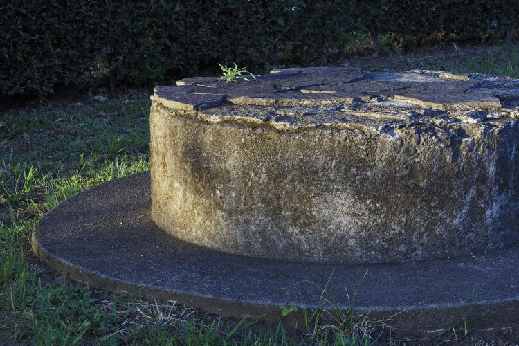 ここに陣地が組まれたのは昭和20年頃だという。78年前のコンクリートの材質が夕日に当たって凸凹としていた。