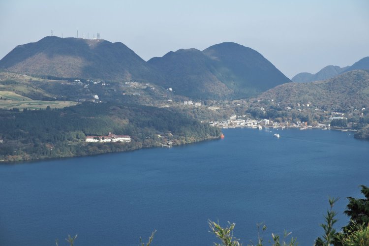 芦ノ湖スカイラインとの合流地点からの眺め。芦ノ湖と周りの山々。左のアンテナの立つ山が上二子山、その右隣は下二子山。