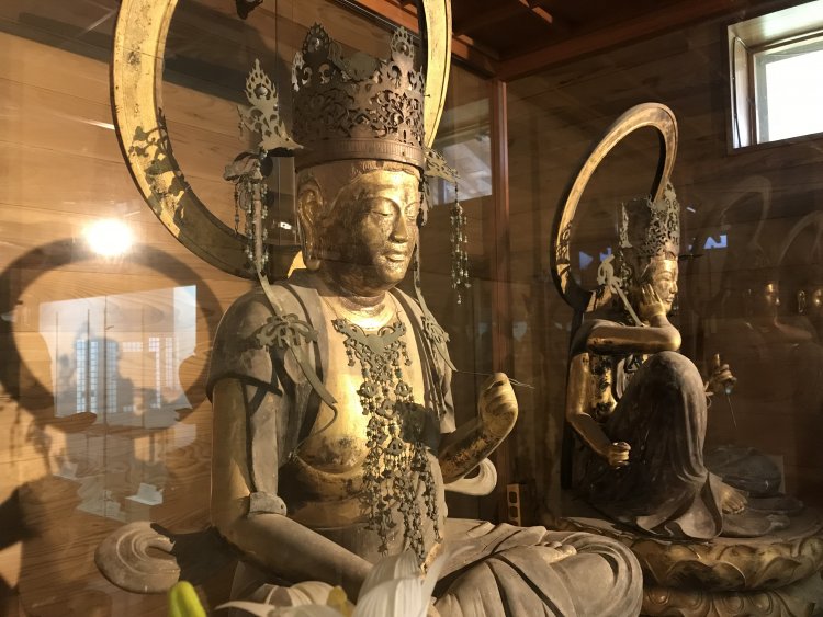 新宮熊野神社（福島県）の虚空蔵菩薩像（手前）。