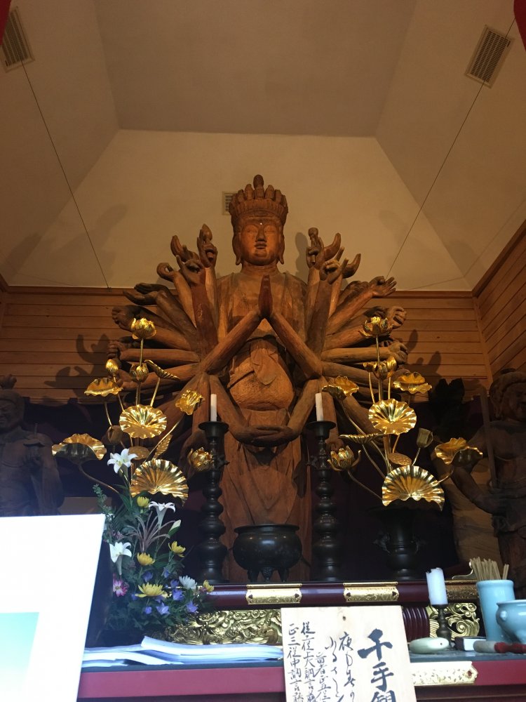 菊蓮寺（茨城県）の千手観音像は3.5mの巨像。