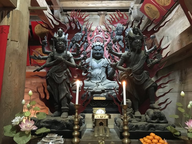 常楽院（埼玉県）の不動明王像（中央）。