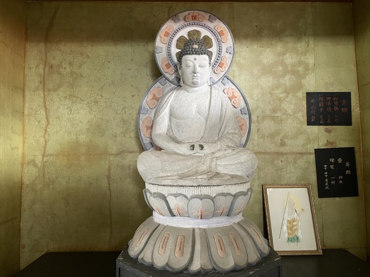 辻仁成の著書『白仏』にも登場する阿弥陀如来像。